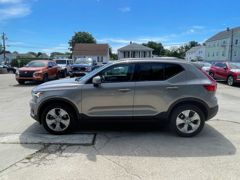 Used 2022 Volvo XC40 T4 Momentum FWD image 9