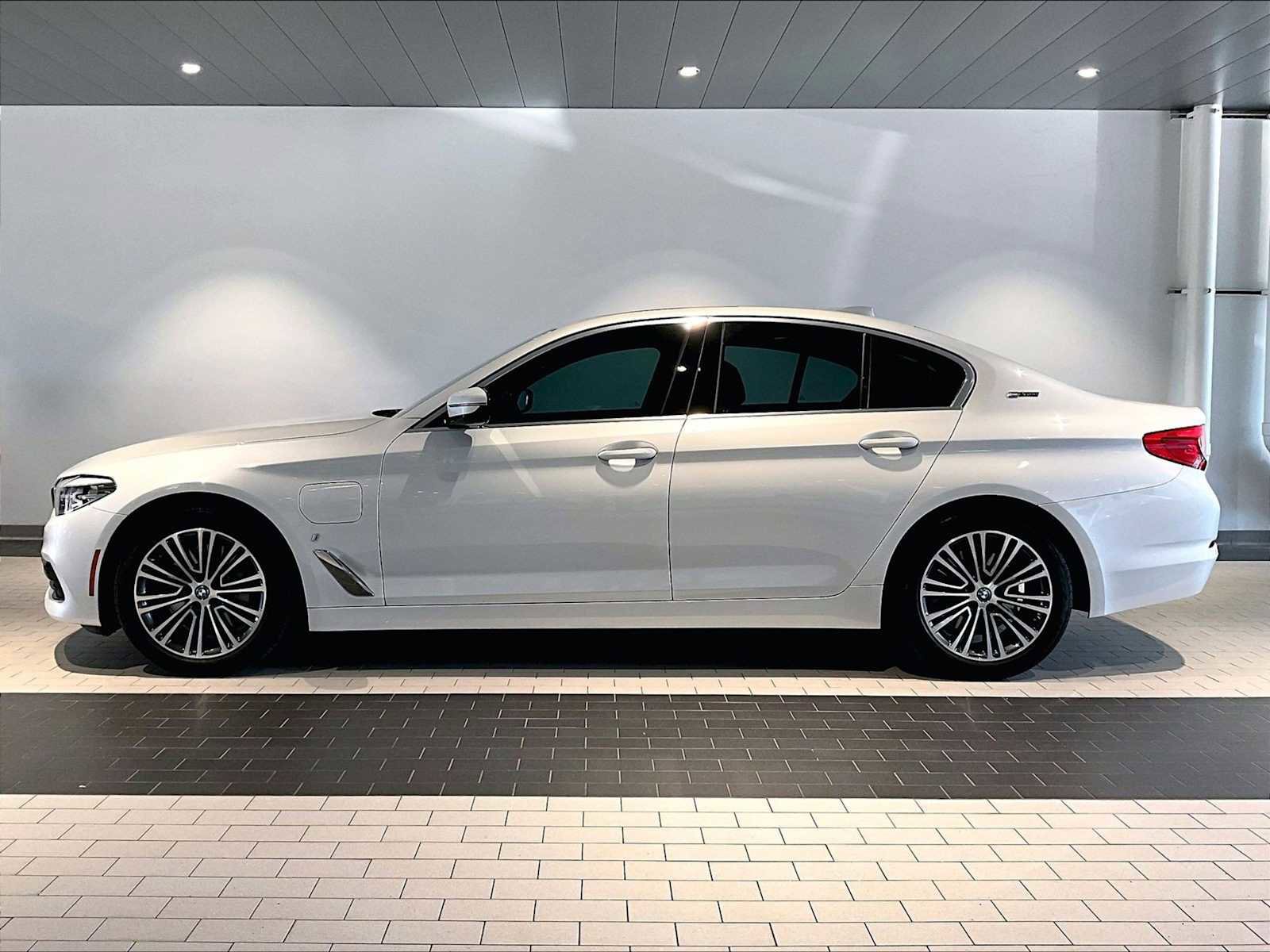 Used 2019 BMW 530e w/ Convenience Package image 2