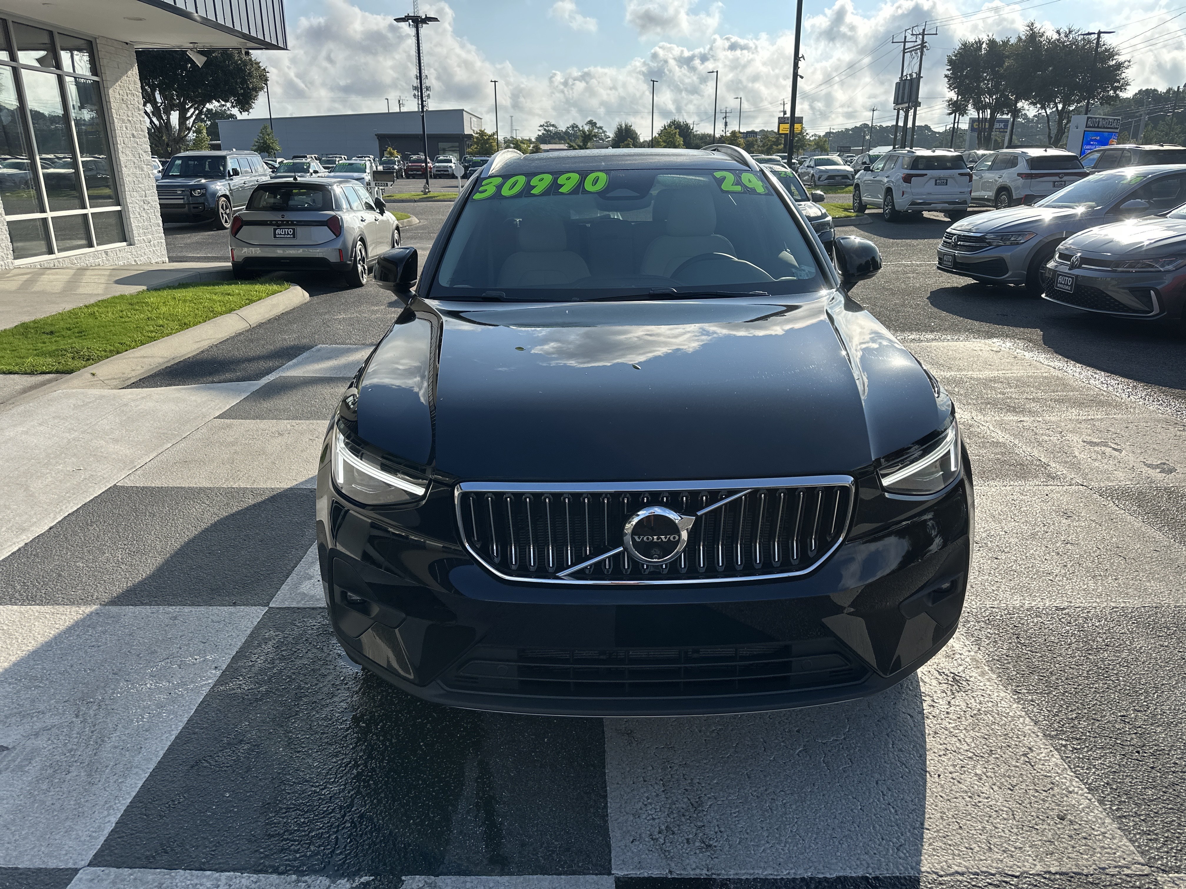 Used 2024 Volvo XC40 B5 Plus w/ Climate Package AWD/4WD image 2