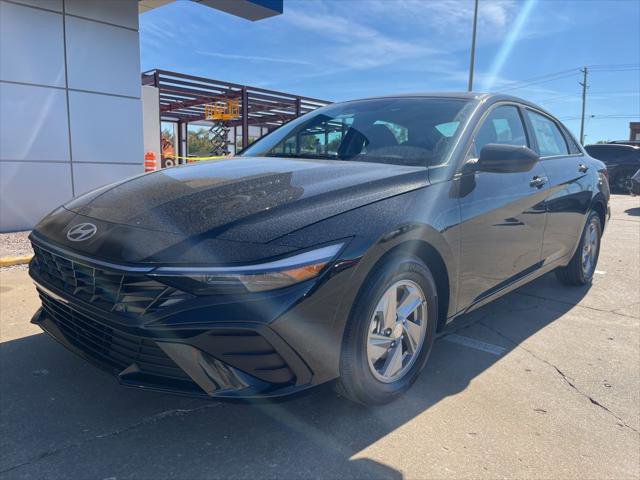 Used 2025 Hyundai Elantra SE image 2