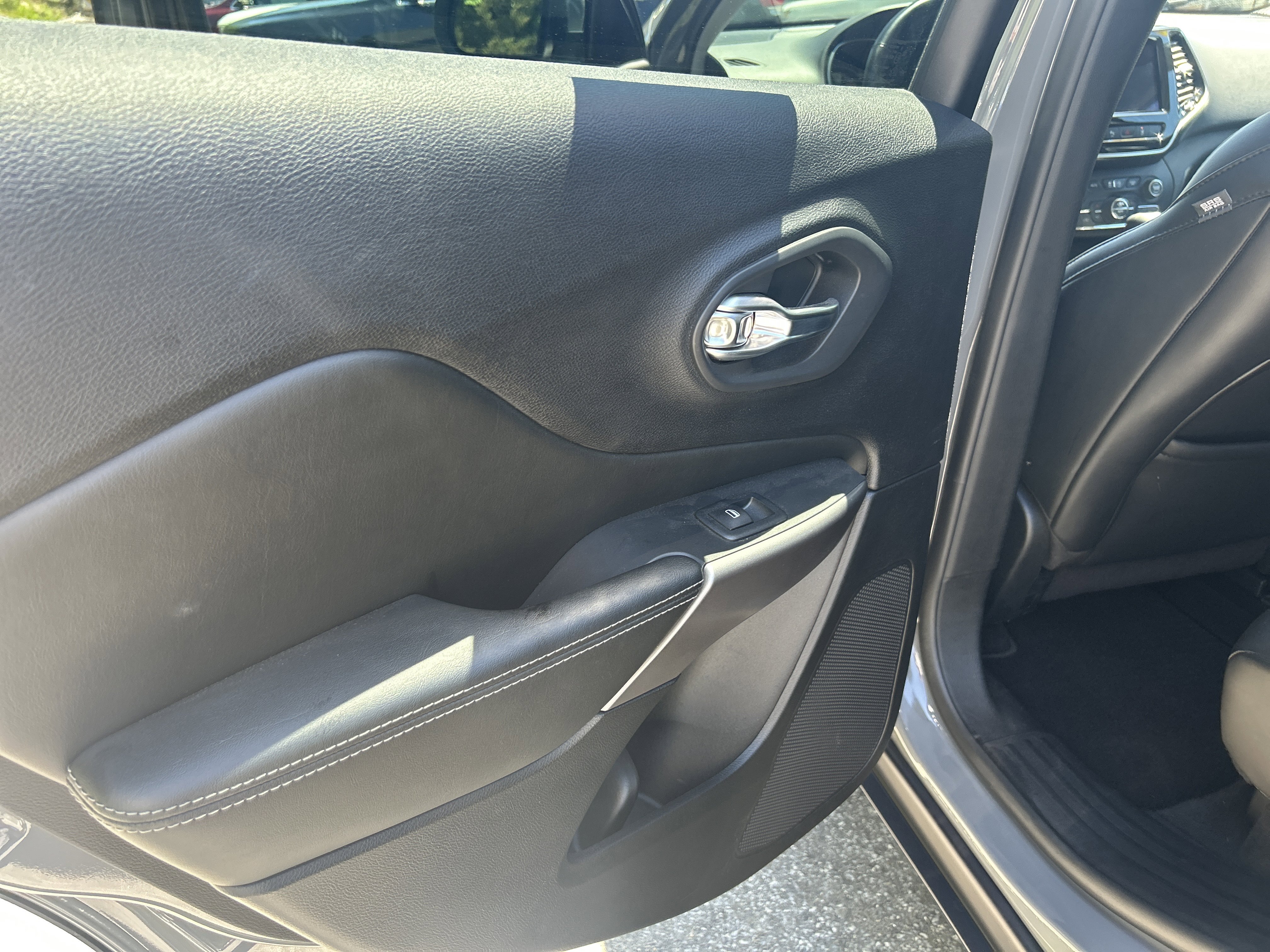Used 2021 Jeep Cherokee Limited AWD/4WD image 12