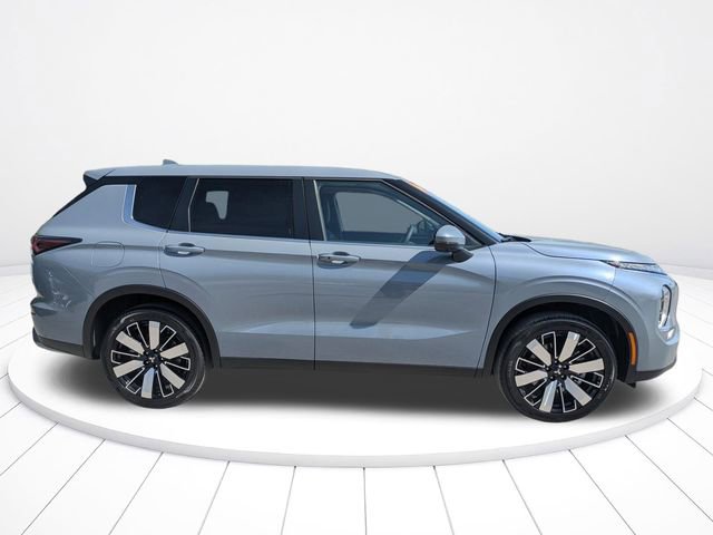 New 2026 Mitsubishi Outlander SE image 3