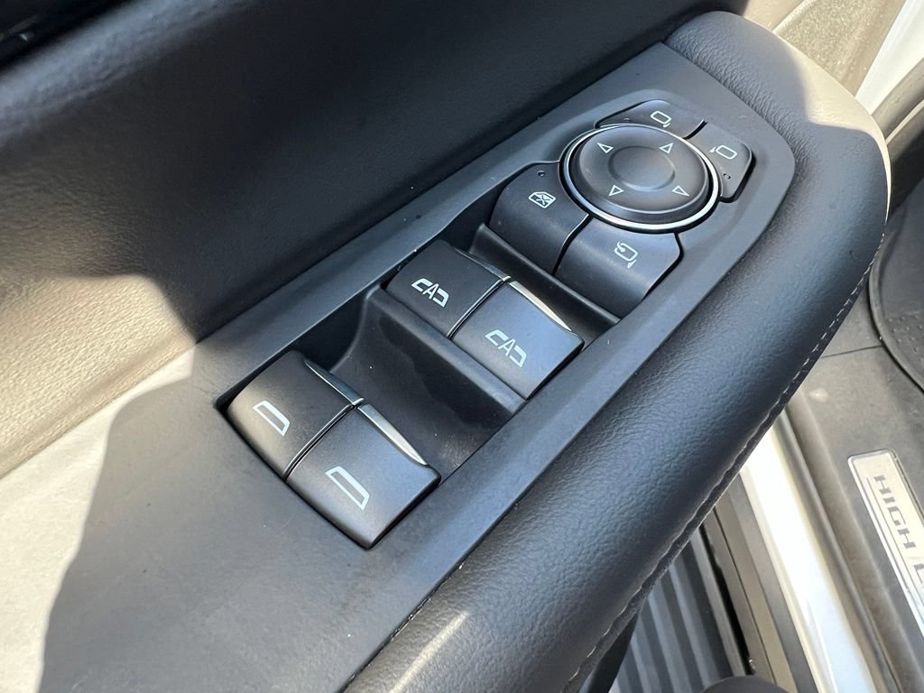 Used 2025 Chevrolet Tahoe High Country AWD/4WD image 39