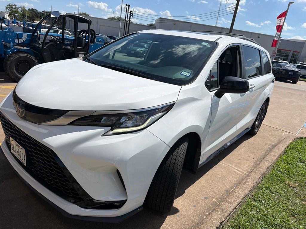 Used 2023 Toyota Sienna XSE FWD image 5