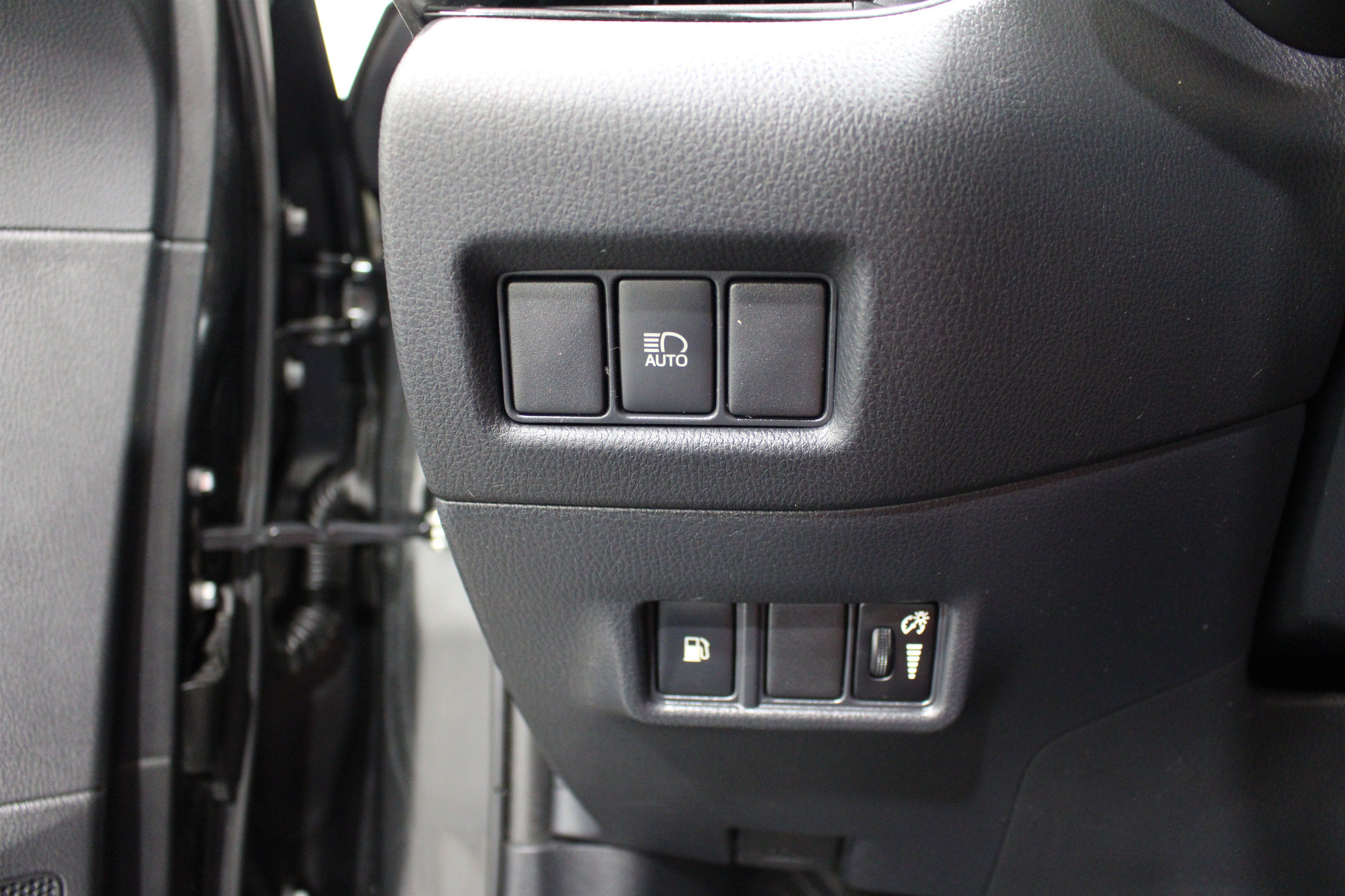 Used 2019 Toyota C-HR XLE FWD image 8