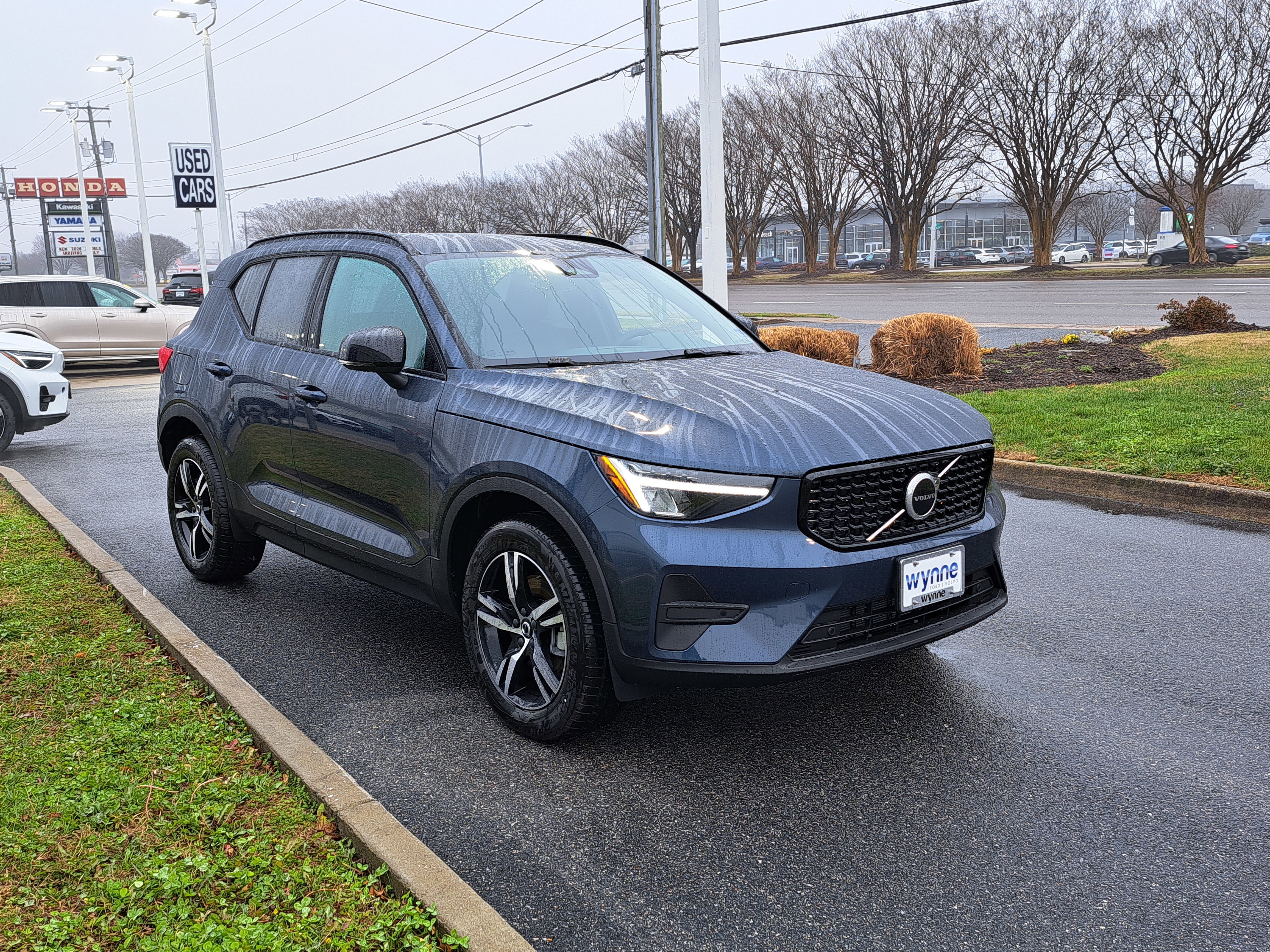 New 2026 Volvo XC40 B5 Core w/ Climate Package image 2