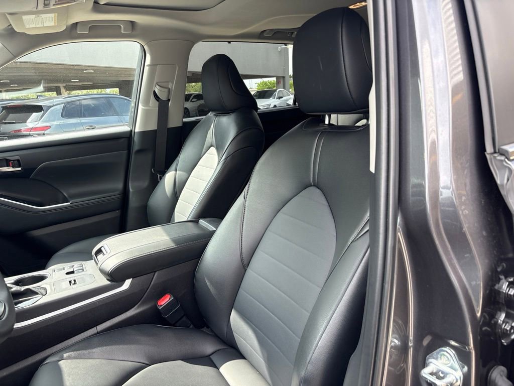 Used 2025 Toyota Highlander XLE FWD image 13
