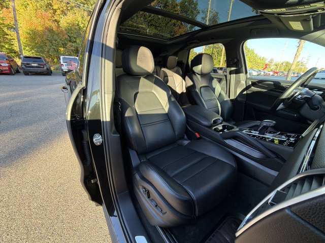 Used 2023 Porsche Cayenne AWD/4WD image 25