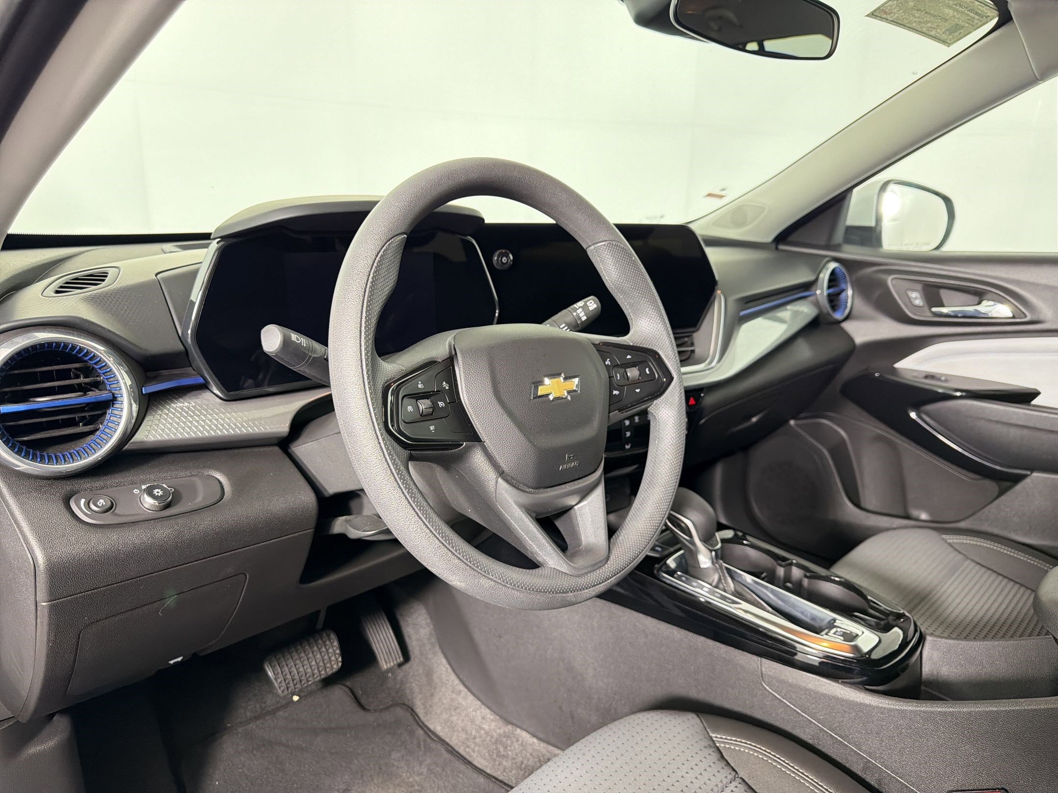 Used 2024 Chevrolet Trax LT FWD image 4