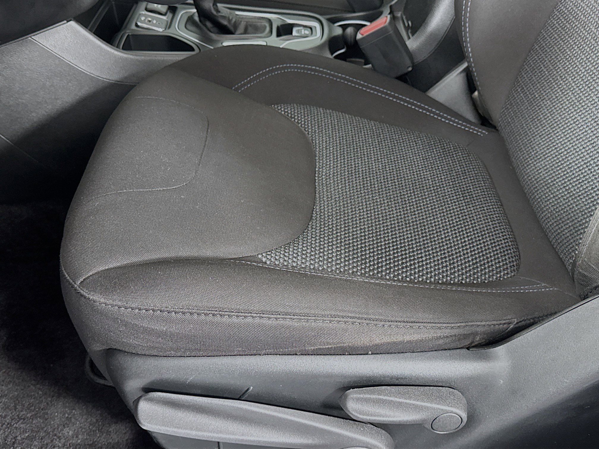 Used 2019 Jeep Cherokee Latitude w/ Cold Weather Group image 18