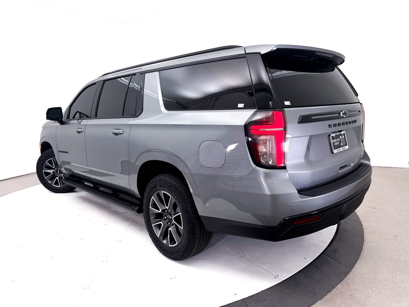 Used 2024 Chevrolet Suburban Z71 w/ Luxury Package AWD/4WD image 2