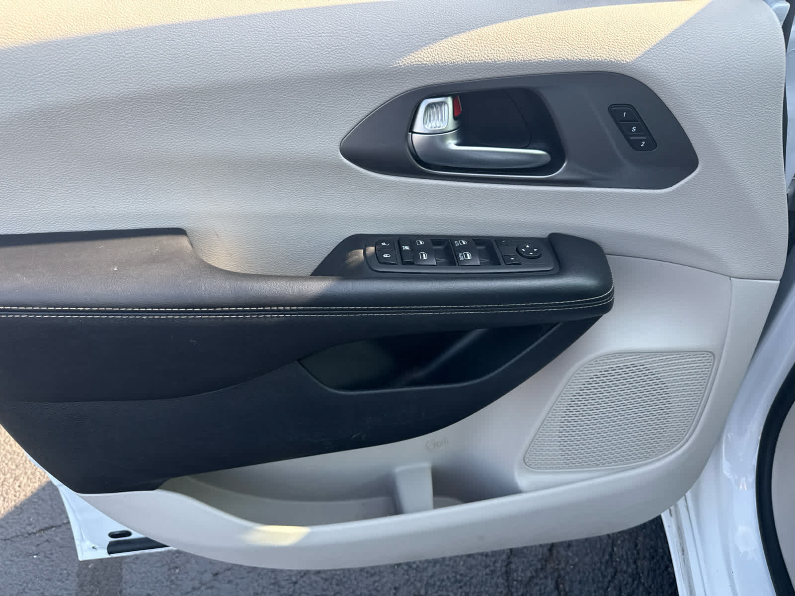Used 2022 Chrysler Pacifica Touring-L FWD image 12