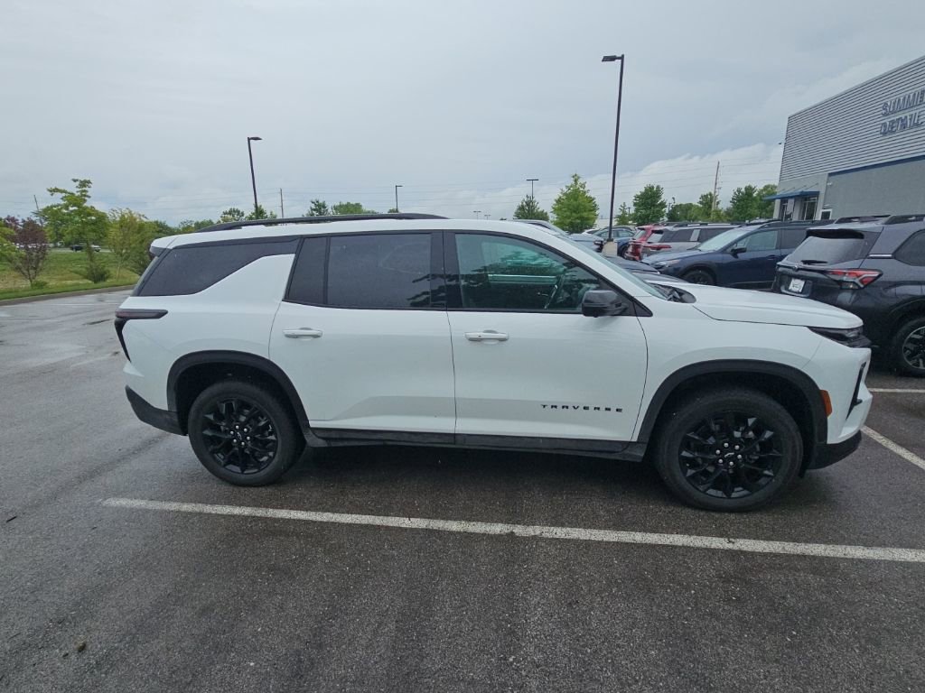 Used 2025 Chevrolet Traverse LT w/ Midnight/Sport Edition AWD/4WD image 4