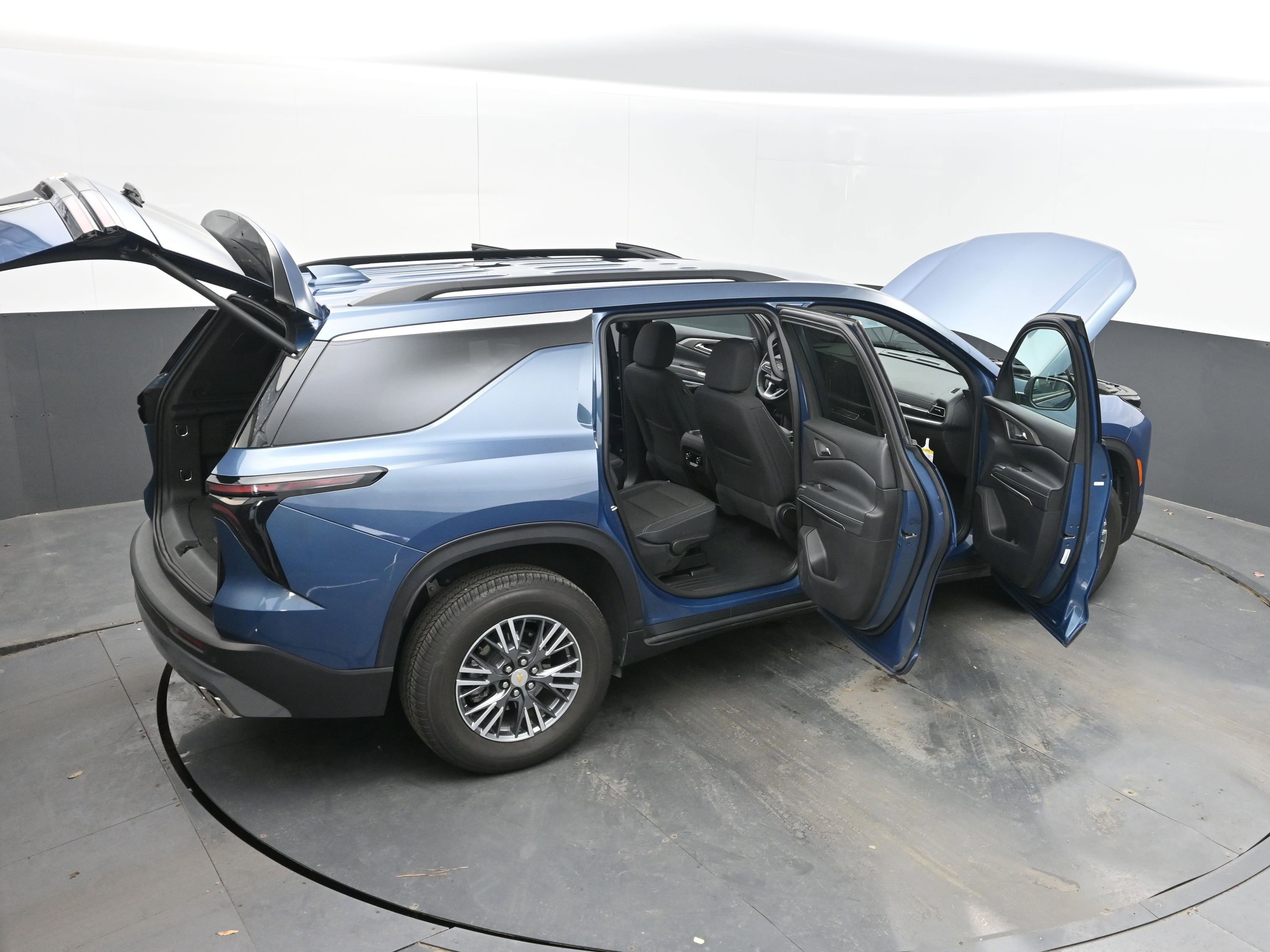 Used 2025 Chevrolet Traverse LT image 46