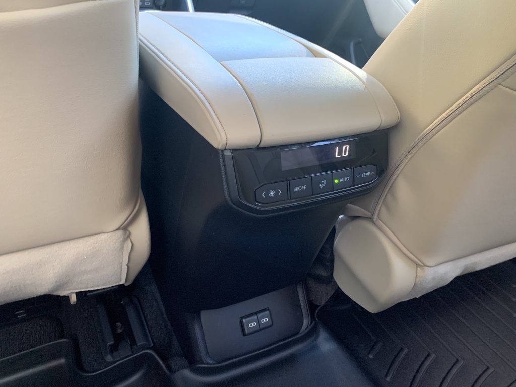 Used 2023 Toyota Highlander XLE FWD image 27