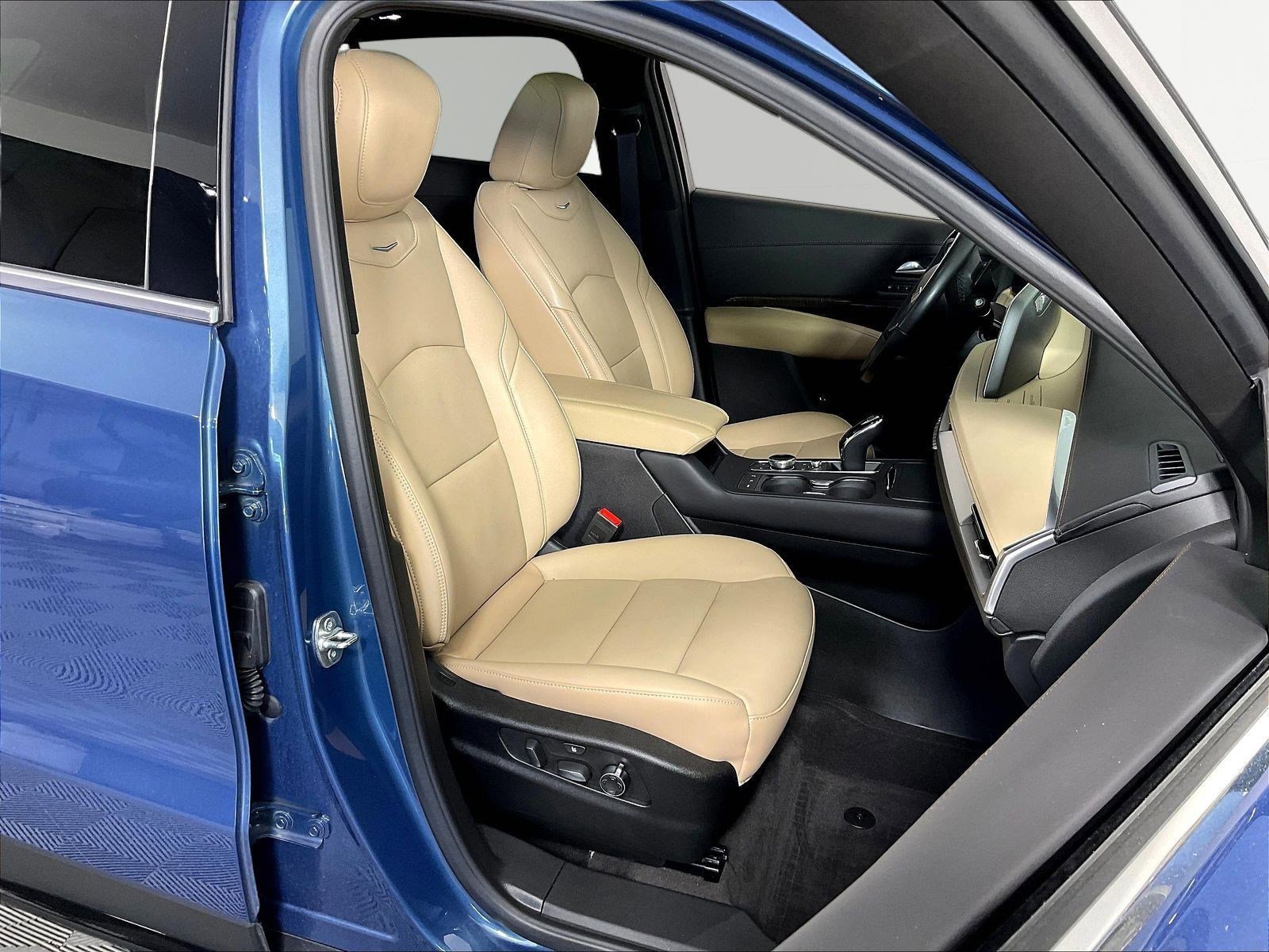 Used 2025 Cadillac XT4 Premium Luxury w/ Technology Package AWD/4WD image 29