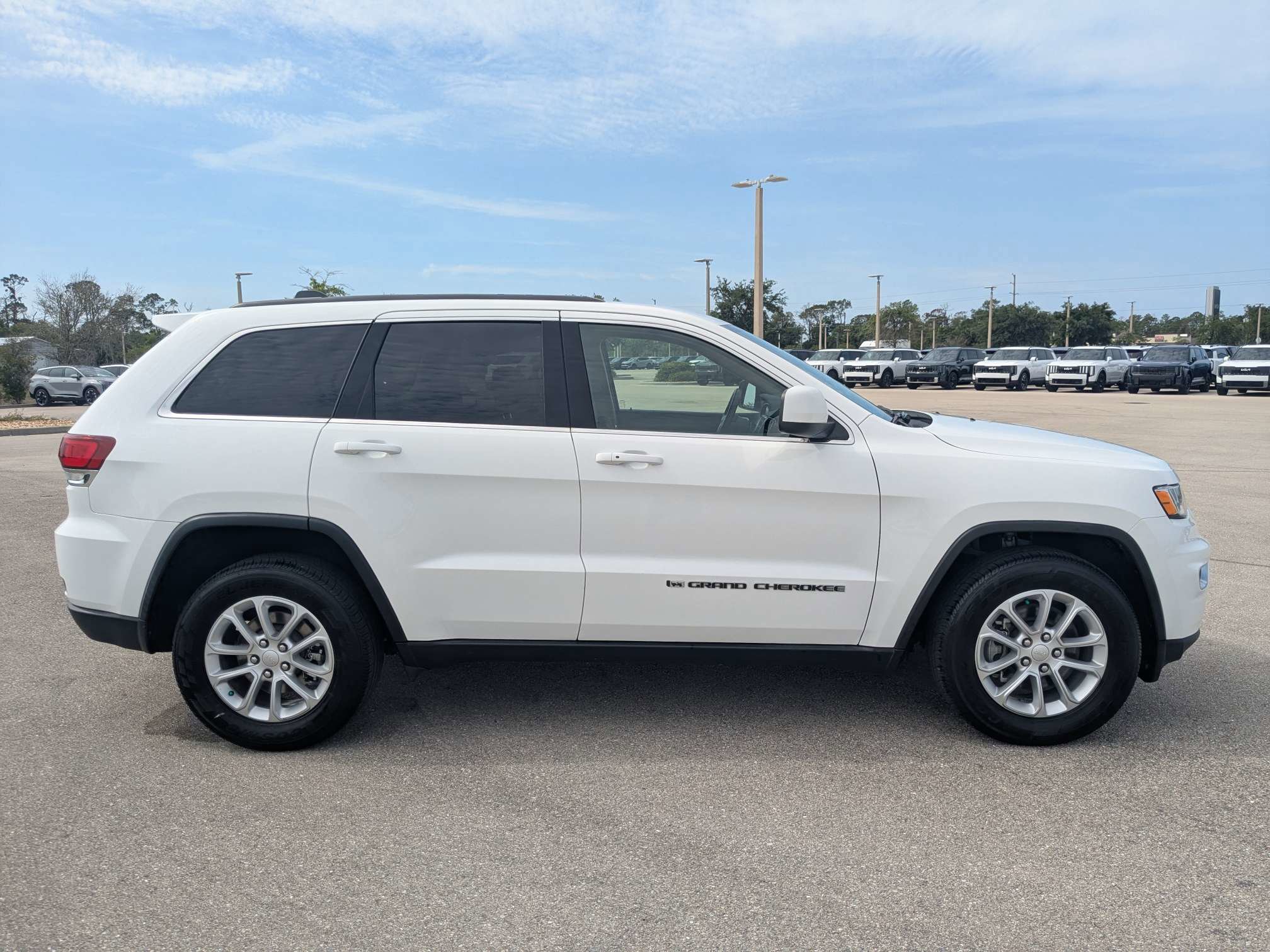 Used 2022 Jeep Grand Cherokee Laredo E RWD image 4