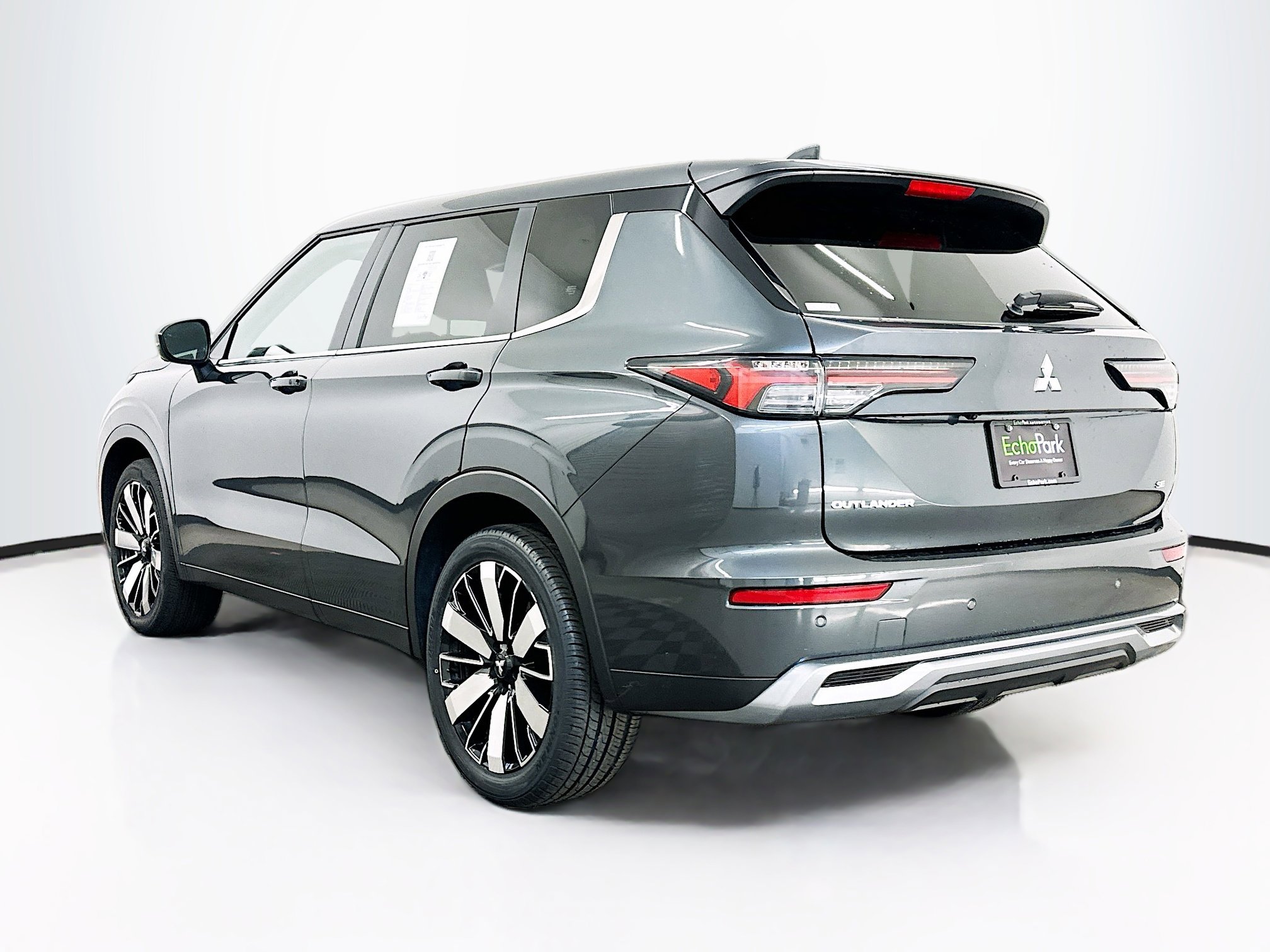 Used 2025 Mitsubishi Outlander SE image 5