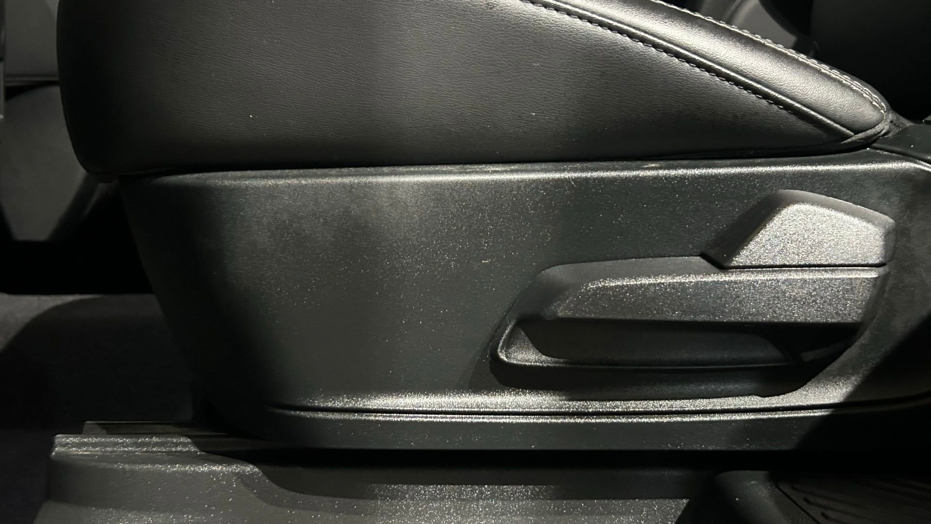 Used 2023 Ford Explorer XLT w/ Equipment Group 202A AWD/4WD image 47