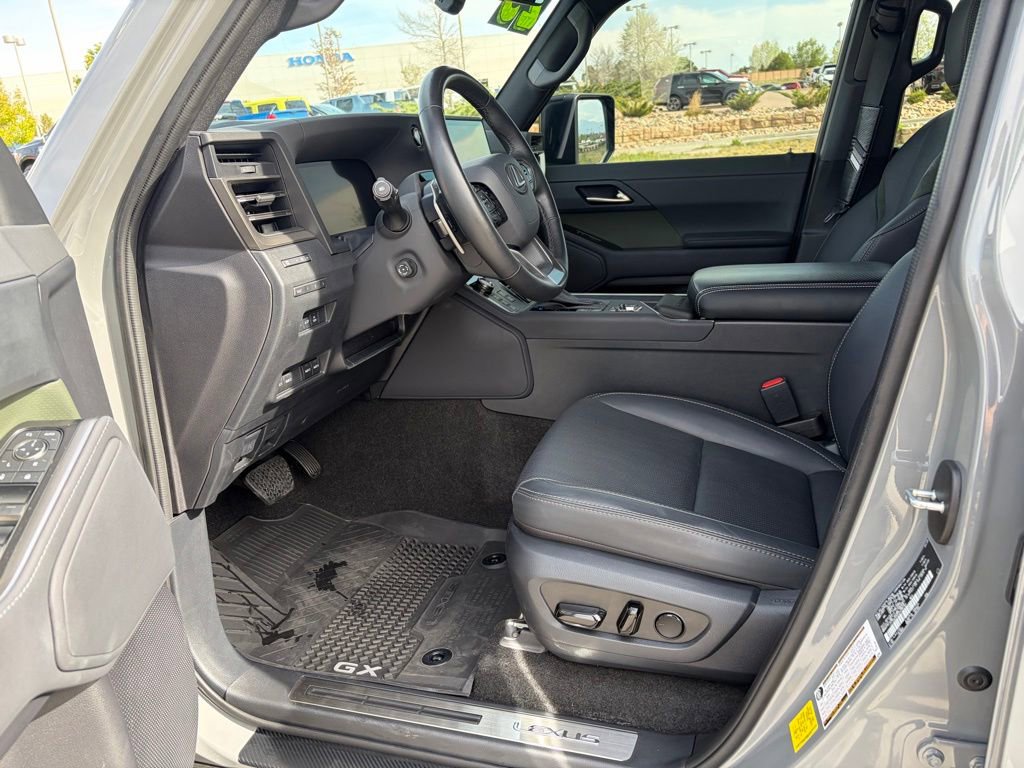 Used 2025 Lexus GX 550 AWD/4WD image 17