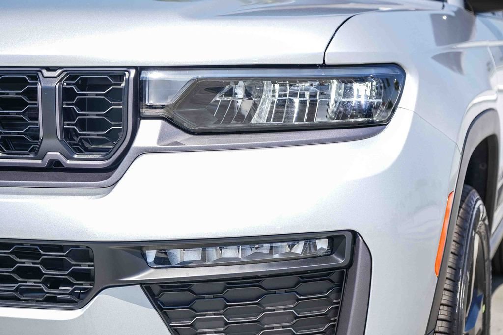 New 2026 Jeep Grand Cherokee Limited w/ Limited Altitude Package AWD/4WD image 5