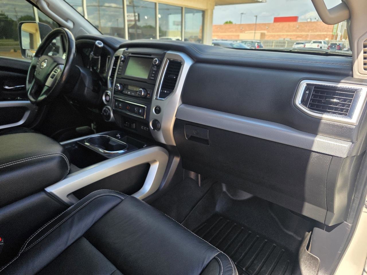 Used 2019 Nissan Titan PRO-4X w/ Pro-4x Convenience Package AWD/4WD image 18