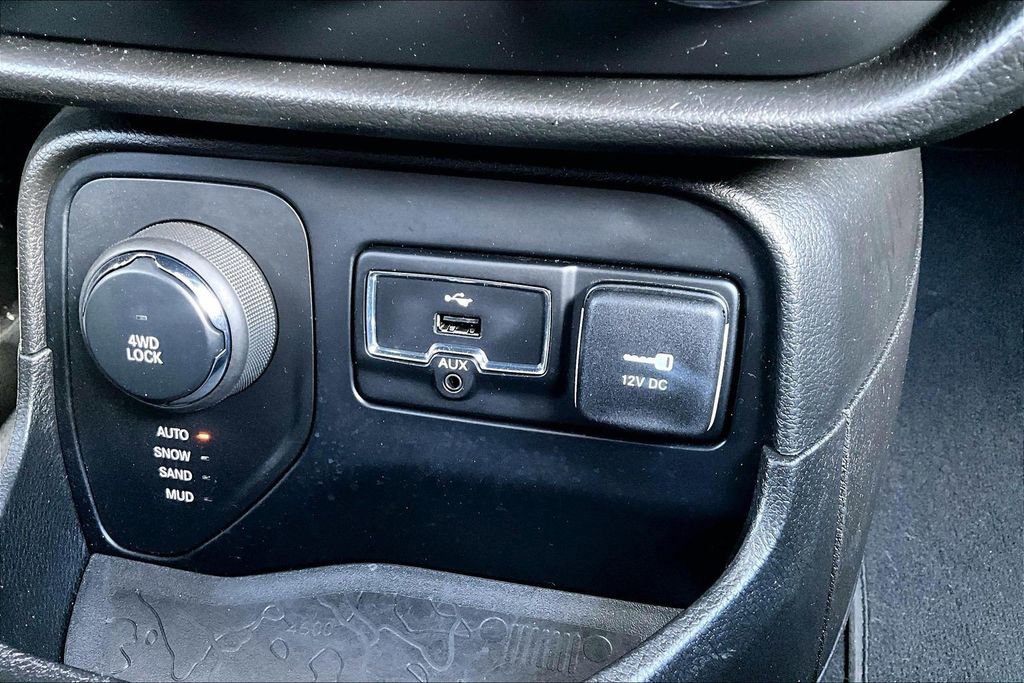 Used 2017 Jeep Renegade Altitude AWD/4WD image 26