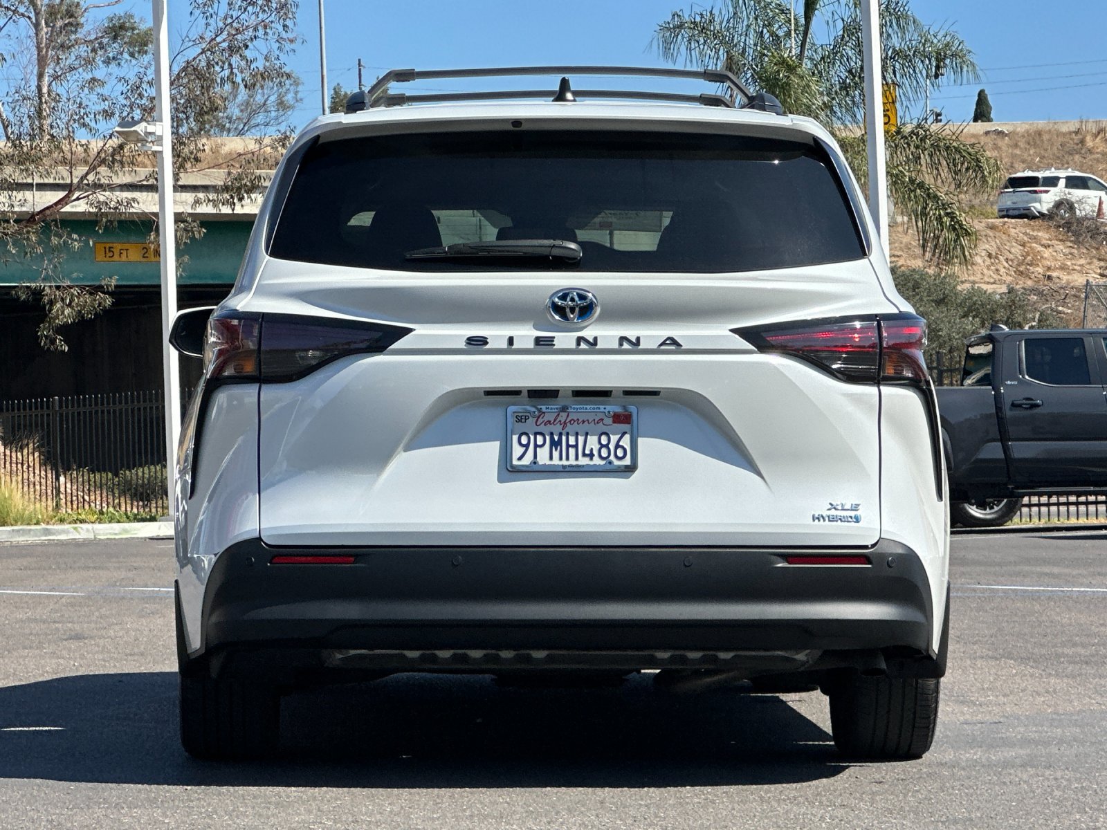 Used 2024 Toyota Sienna XLE w/ XLE Plus Package FWD image 4