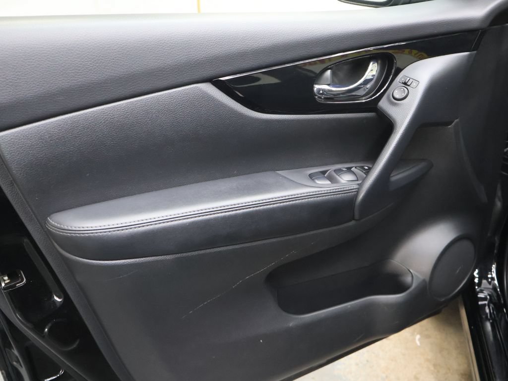 Used 2021 Nissan Rogue Sport SV AWD/4WD image 14