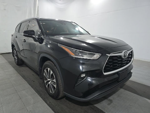 Used 2021 Toyota Highlander XLE AWD/4WD image 3