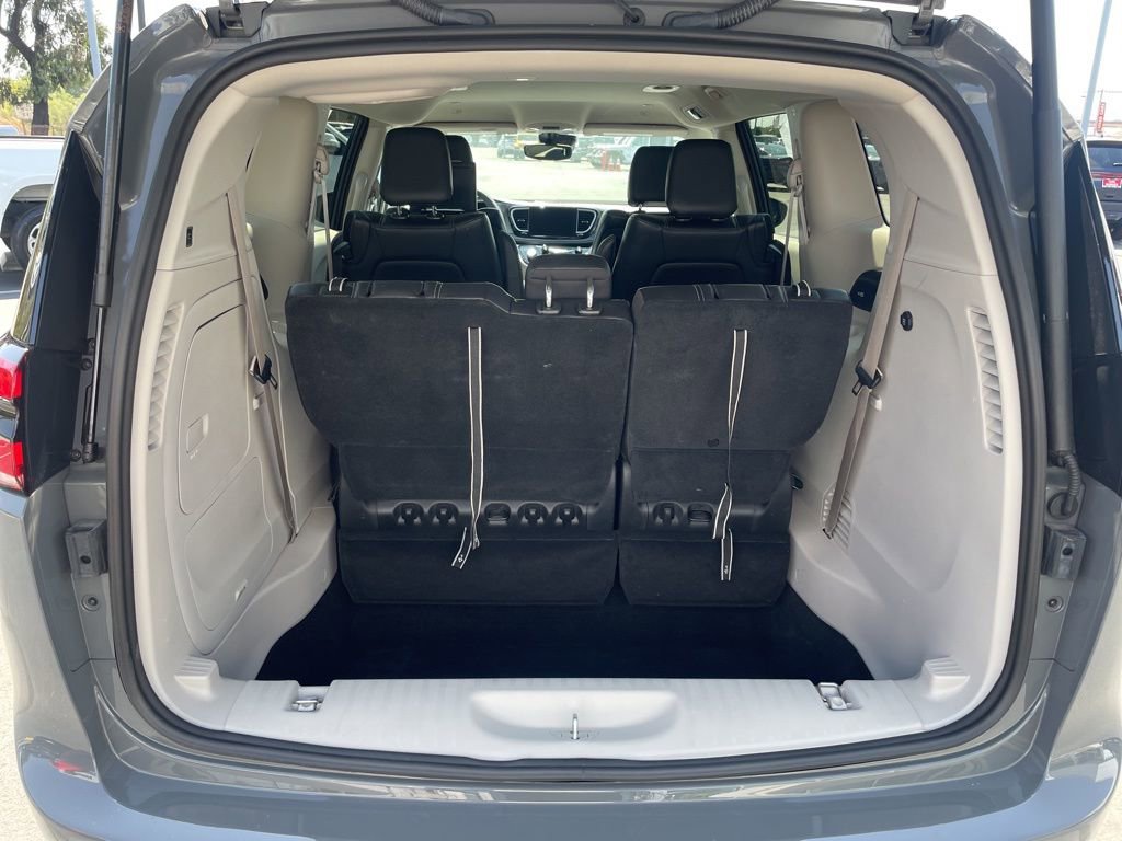 Used 2022 Chrysler Pacifica Touring-L w/ Uconnect Theater Family Group image 7