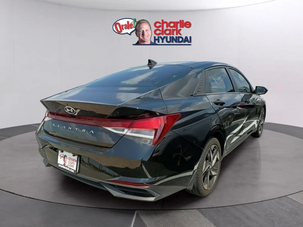 Used 2023 Hyundai Elantra SEL w/ Convenience Package FWD image 3