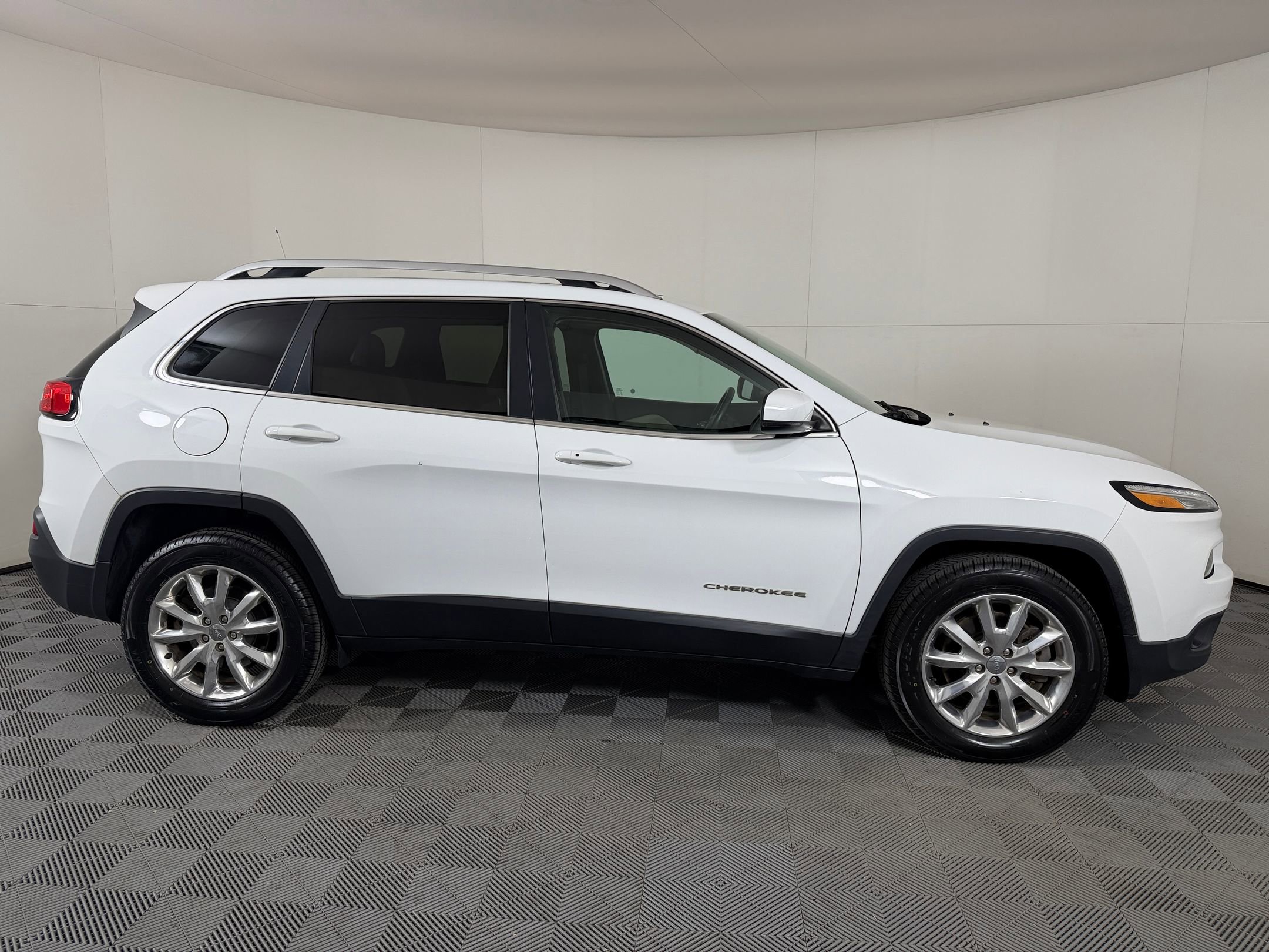 Used 2016 Jeep Cherokee Limited w/ Luxury Group image 9