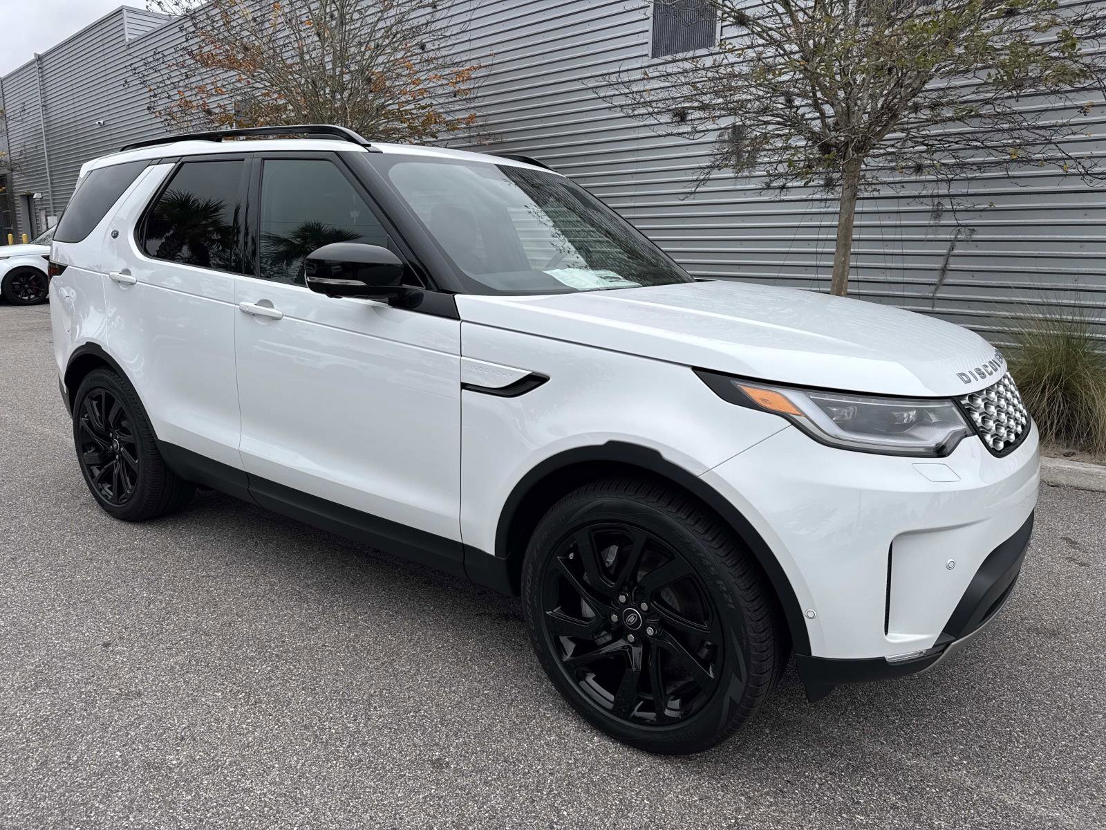 Used 2025 Land Rover Discovery S AWD/4WD image 4