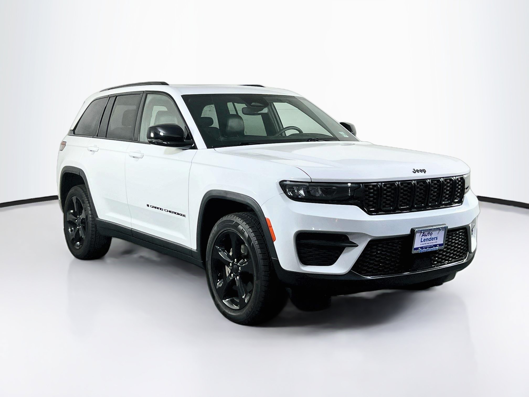 Used 2023 Jeep Grand Cherokee Altitude AWD/4WD image 3
