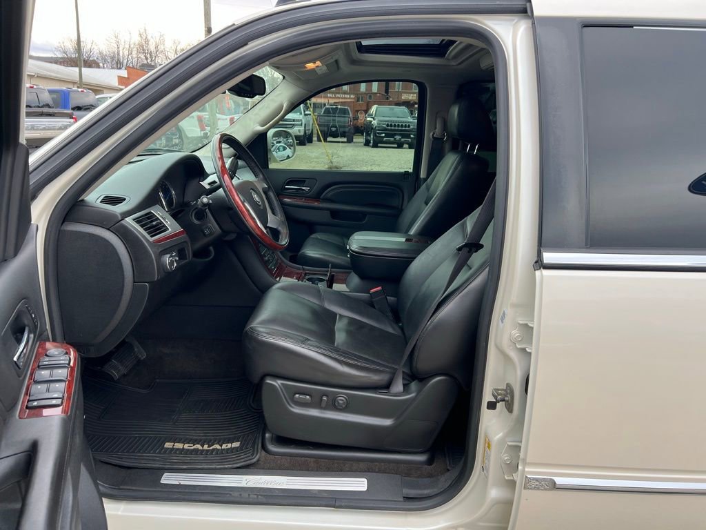 Used 2010 Cadillac Escalade Luxury image 14