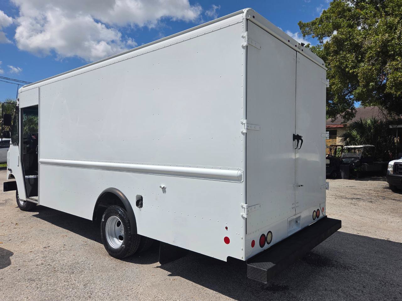 Used 2017 Ford E-350 and Econoline 350 Super Duty w/ A/C Prep Package RWD image 5
