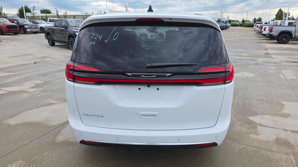 New 2027 Chrysler Pacifica Select FWD image 4