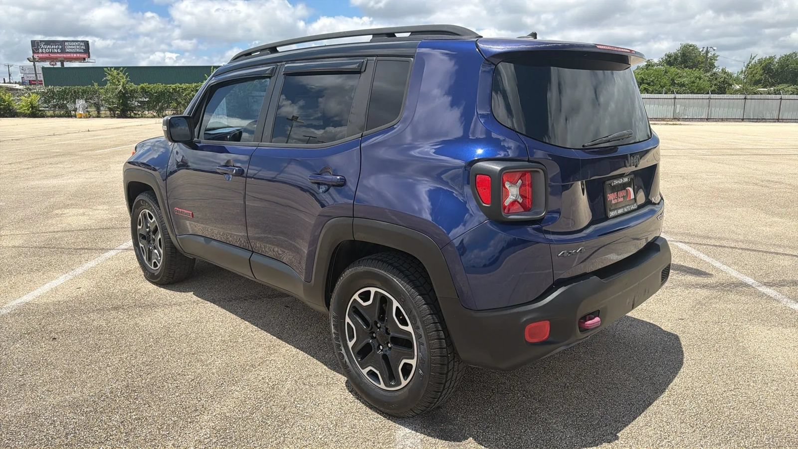 Used 2016 Jeep Renegade Trailhawk w/ Premium Trailhawk Package AWD/4WD image 3