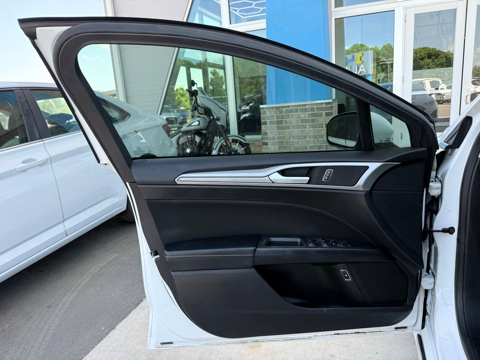 Used 2019 Ford Fusion SE FWD image 11