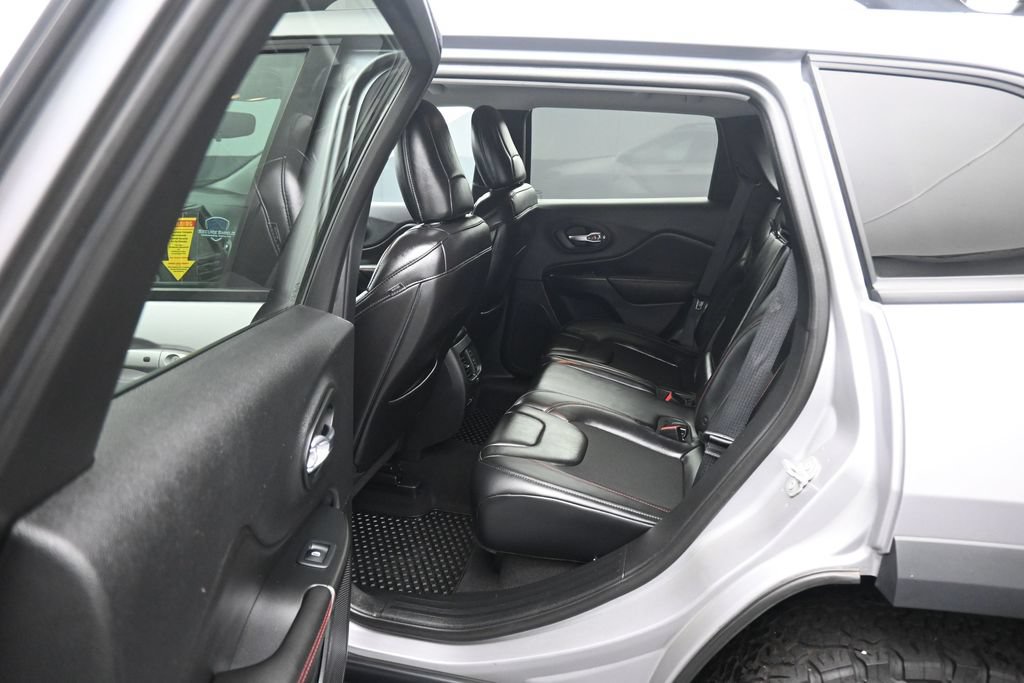 Used 2019 Jeep Cherokee Trailhawk AWD/4WD image 32