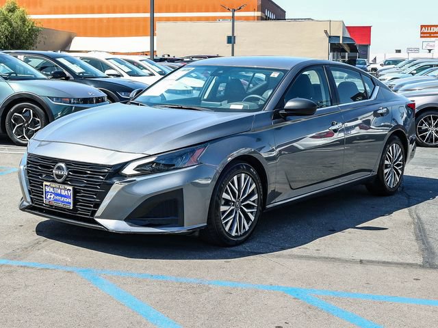Used 2024 Nissan Altima 2.5 SV FWD image 3