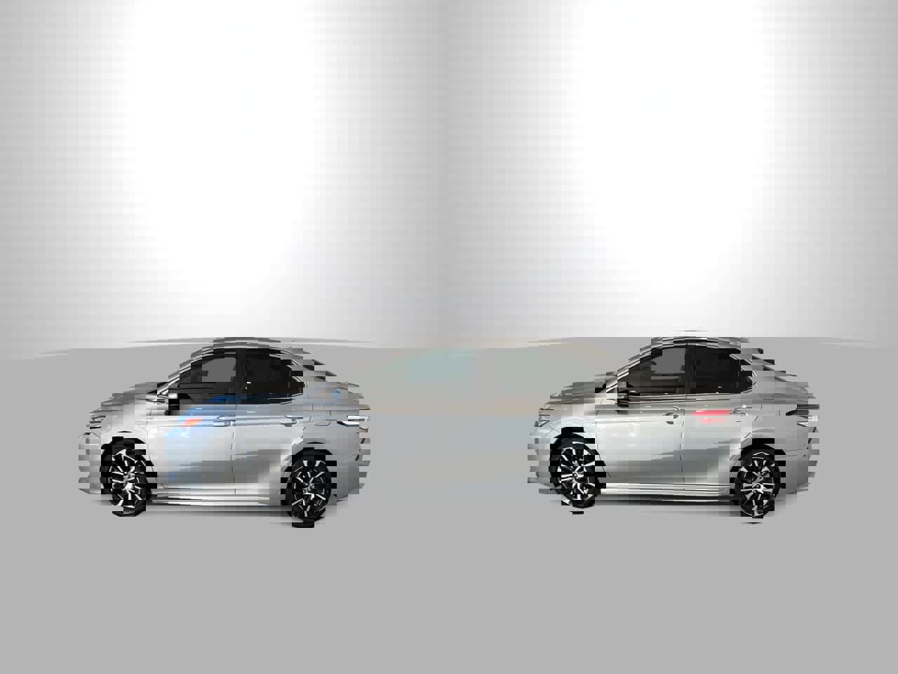 Used 2020 Toyota Camry SE w/ Sunroof Package image 5