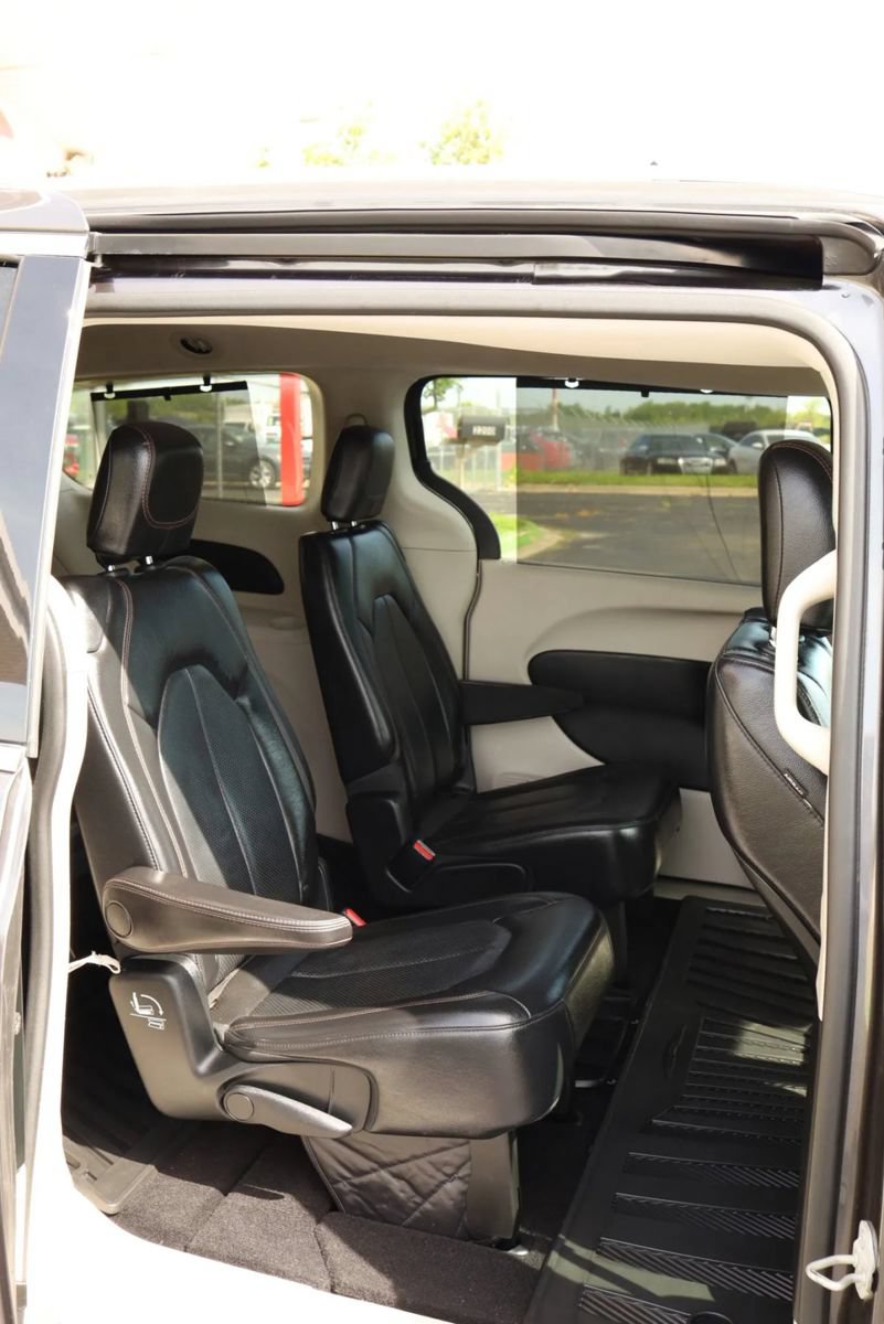 Used 2018 Chrysler Pacifica Touring-L FWD image 51