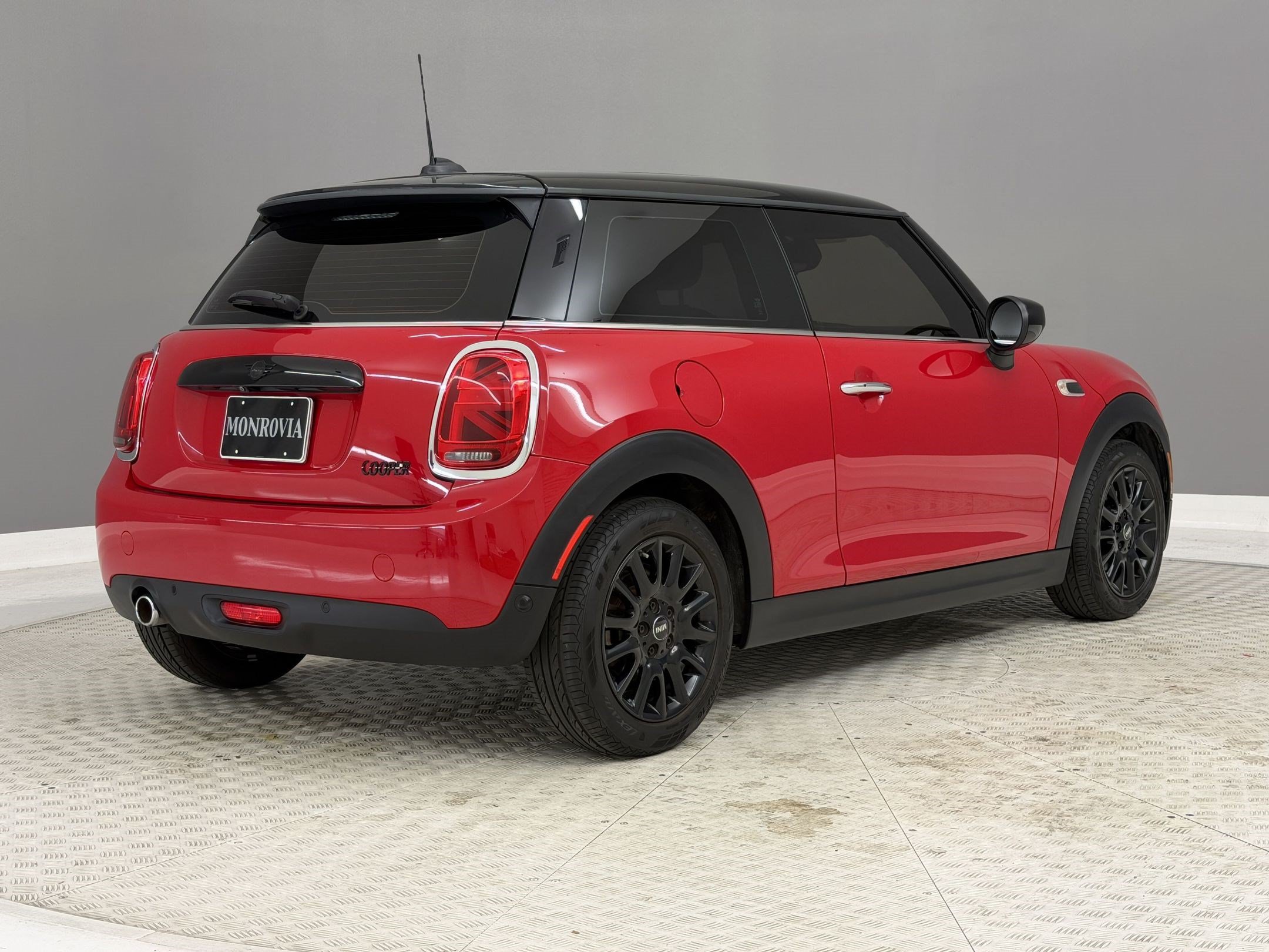 Used 2021 MINI Cooper 2-Door Hardtop FWD image 9