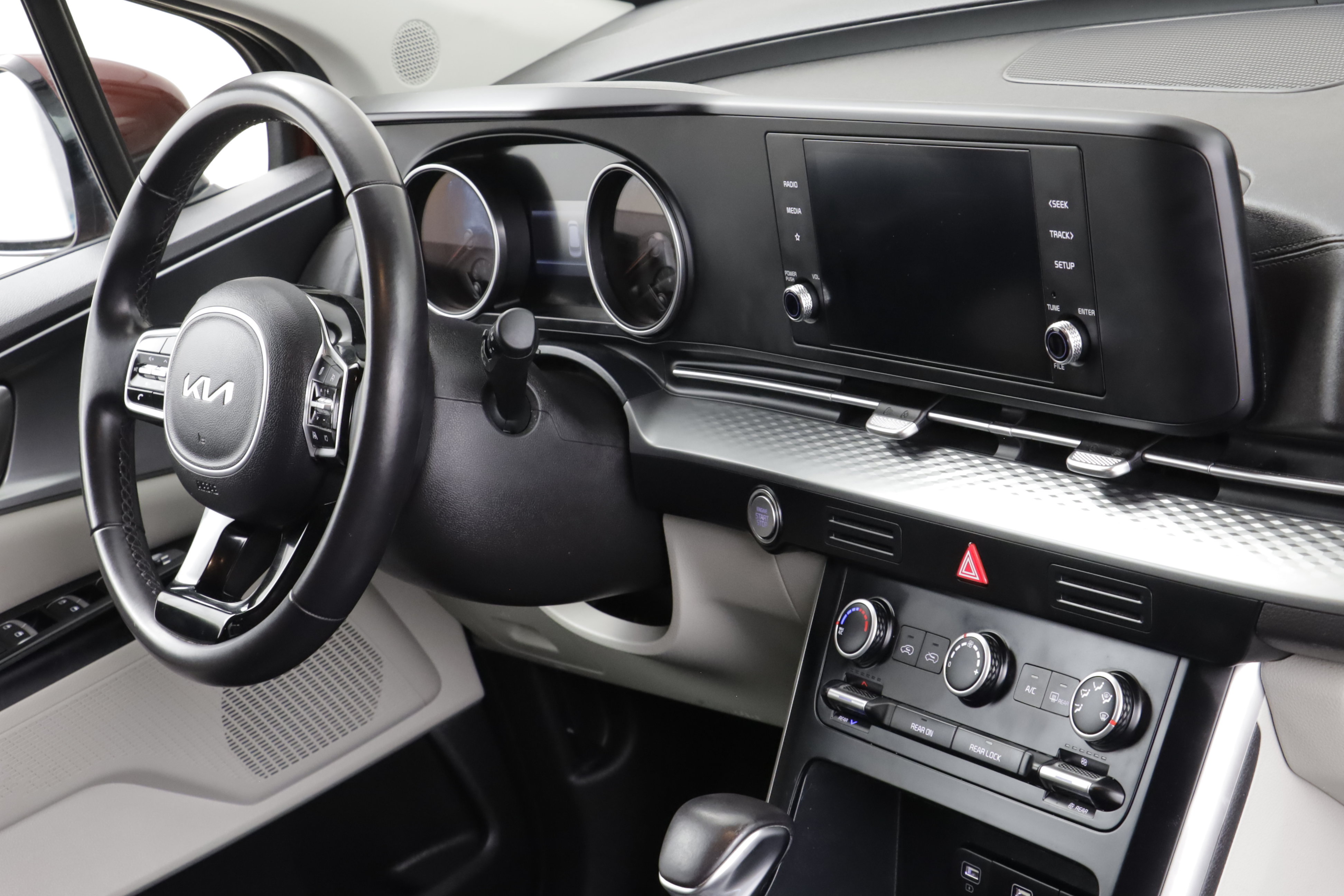 Used 2024 Kia Carnival LX FWD image 26