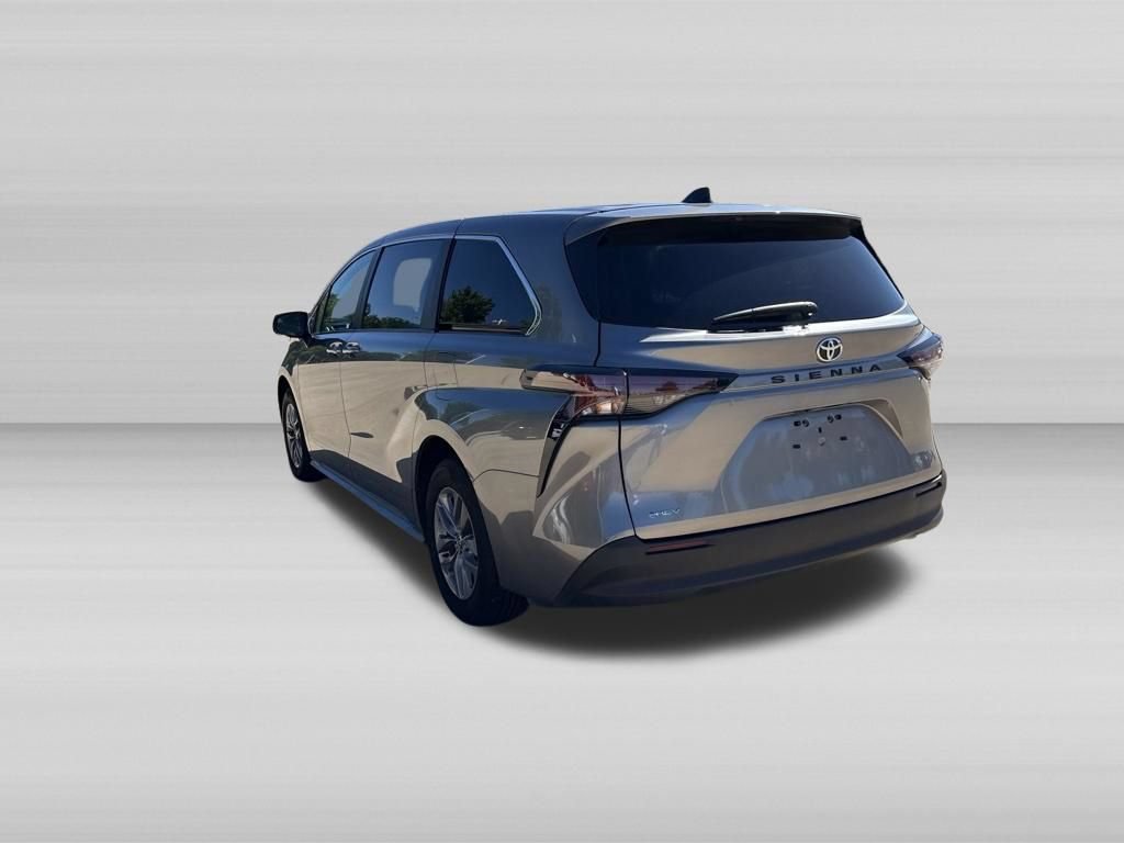 Used 2026 Toyota Sienna LE FWD image 7