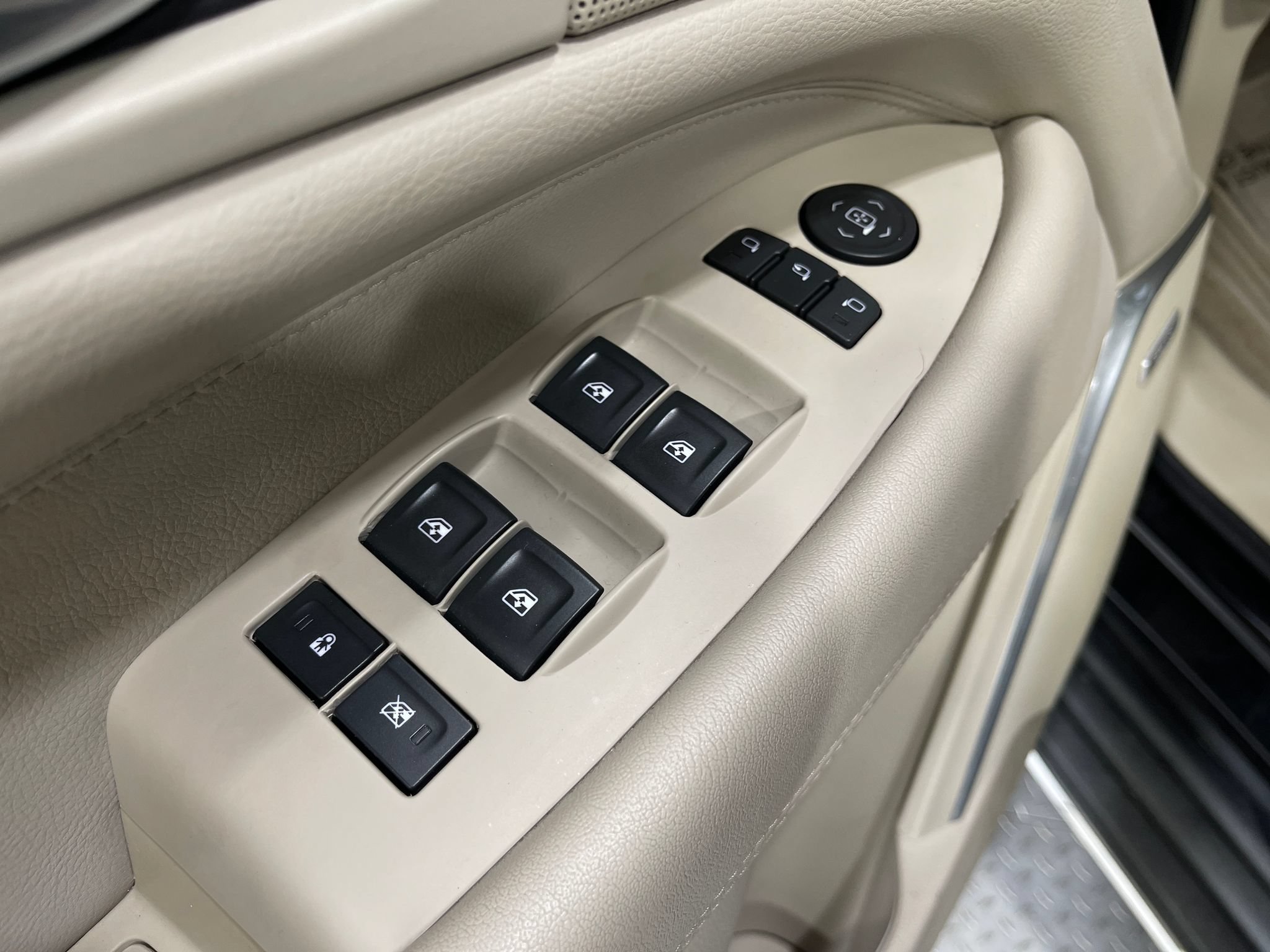 Used 2020 Cadillac Escalade Premium Luxury AWD/4WD image 16