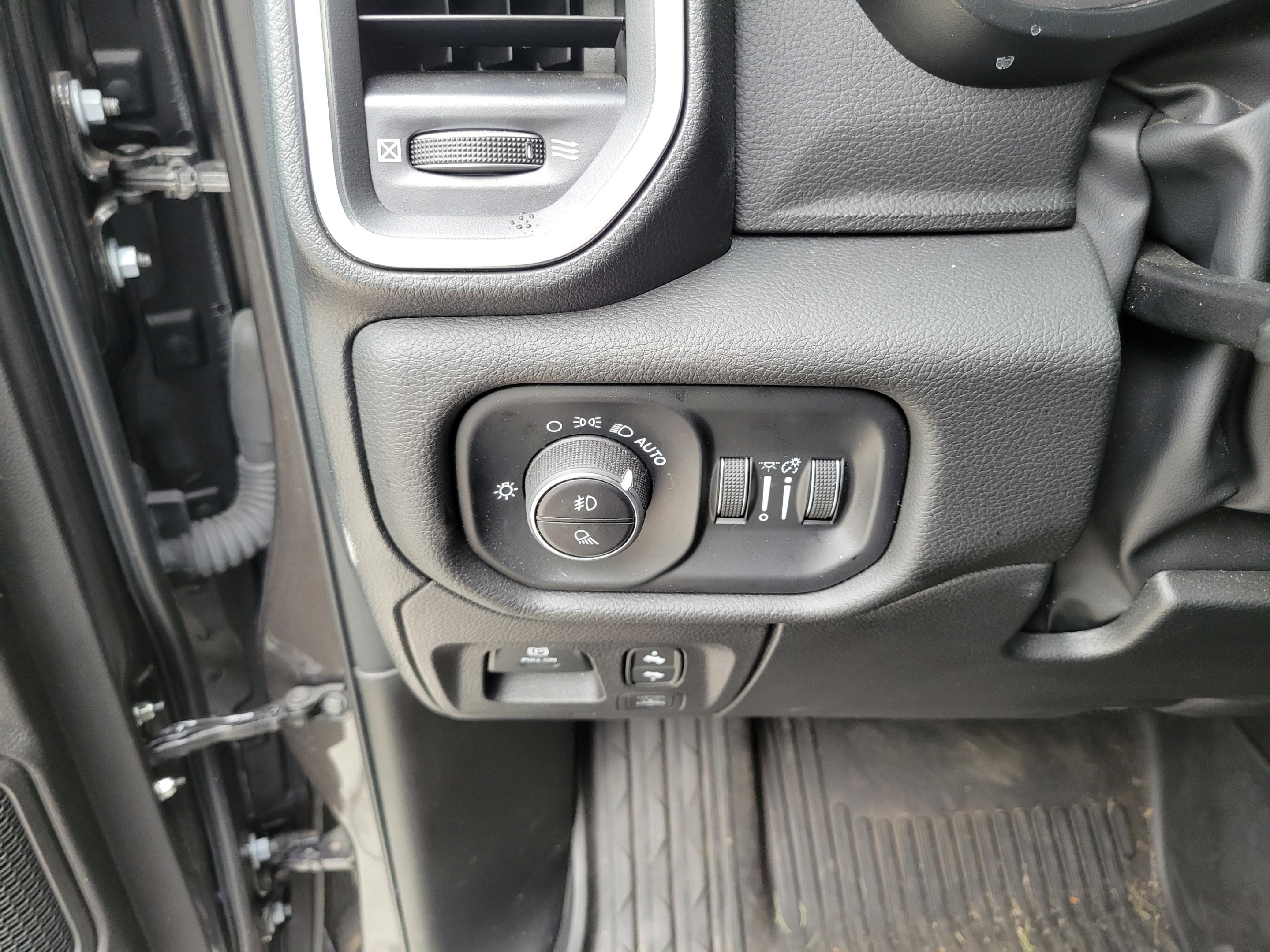 Used 2025 RAM 1500 Big Horn AWD/4WD image 24