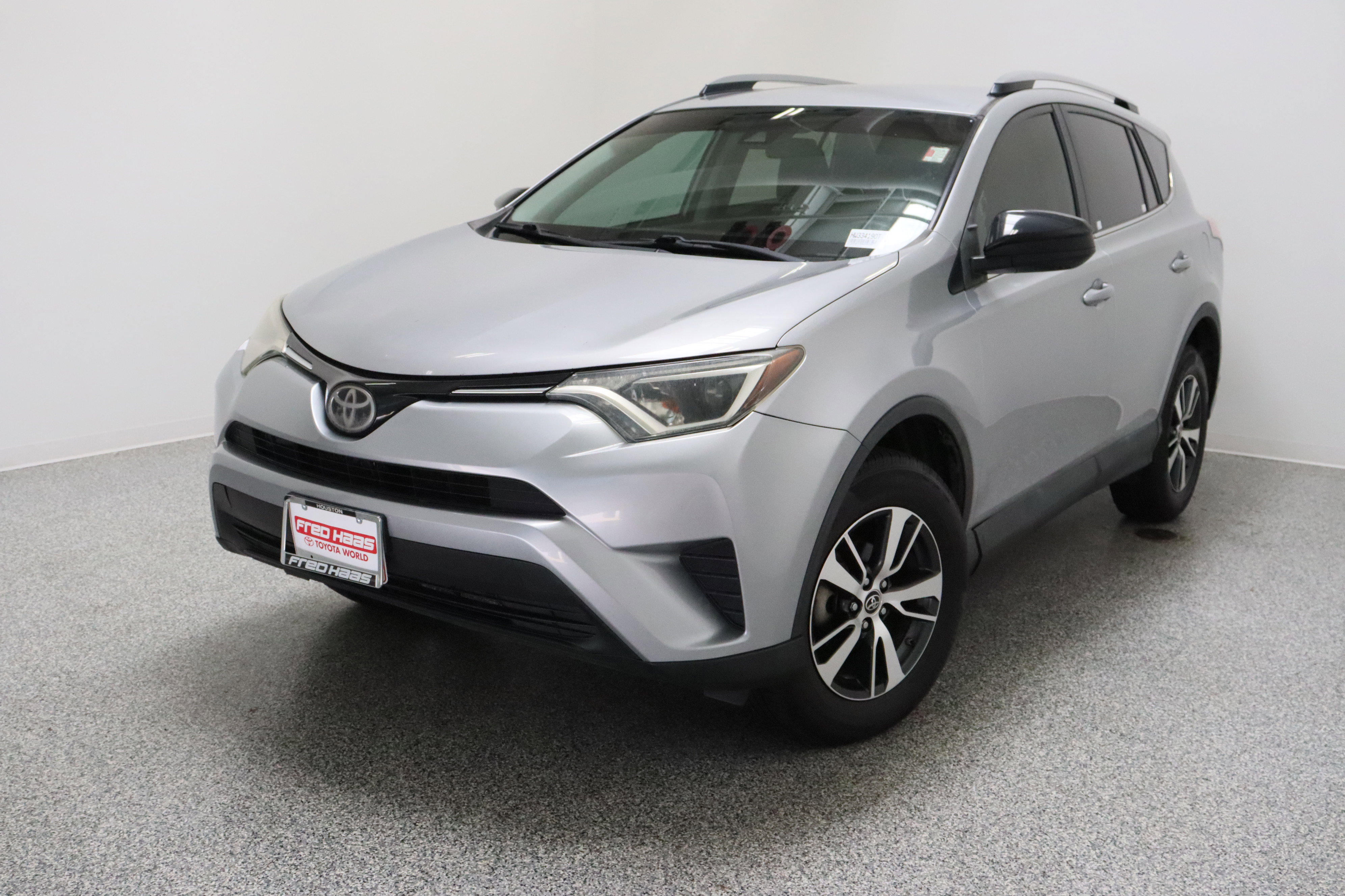 Used 2017 Toyota RAV4 LE FWD image 2